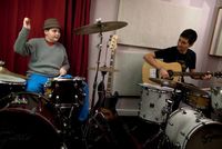 Valentin si diverte con la batteria