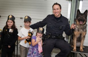 bambino autistico visita il commissariato di polizia