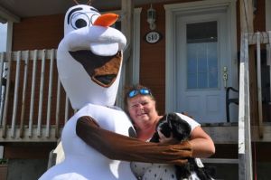 Nella foto Xavier, la sua mamma e il loro cagnolino